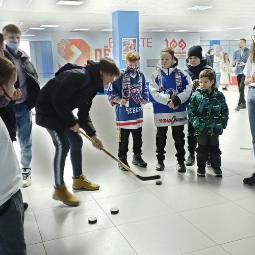 Школьная команда "Комета" на хоккейном матче