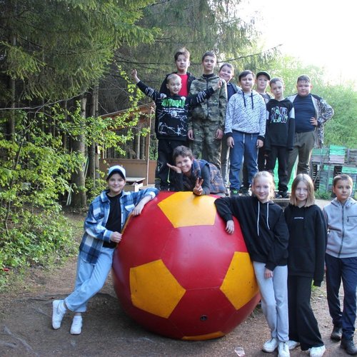 Весело встречают летние каникулы ученики 5Б класса!