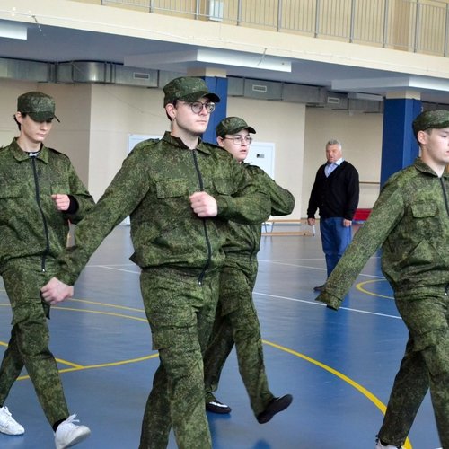 Для юношей 10 класса на базе МАОУ "СОШ № 1" г. Чебоксары проходят учебные военные сборы.