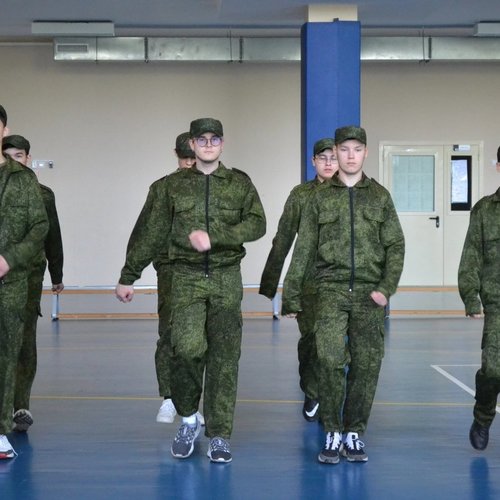 Для юношей 10 класса на базе МАОУ "СОШ № 1" г. Чебоксары проходят учебные военные сборы.