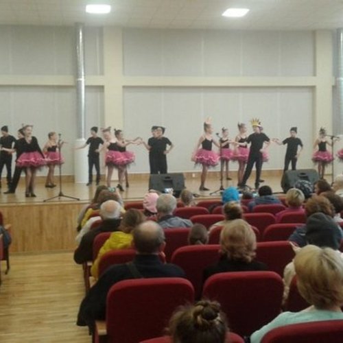 Первый концерт в новой школе для наших бабушек и дедушек