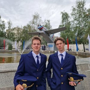 Урок мужества. Выпускники - летчики в гостях у первоклассников