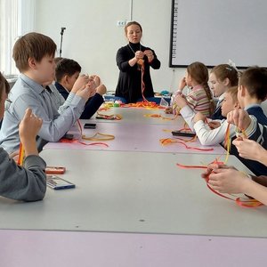 В школе заработали мастерские "Подарок для любимой мамы"