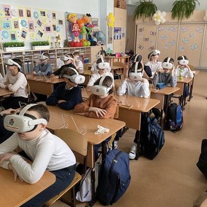 4Е класс посмотрел VR-фильм «Солнечная система»