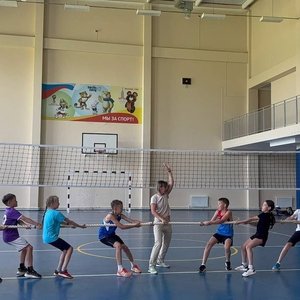 Турнир по перетягиванию каната в школьном лагере