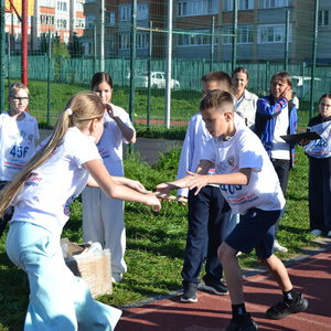 Легкоатлетическая эстафета между учениками 5-х классов.