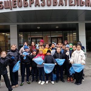 Уборка территории школы продолжается