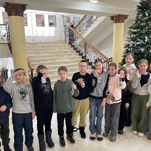 4И класс на мастер-классе по изготовлению новогодней игрушки на спиле дерева в технике декупаж.