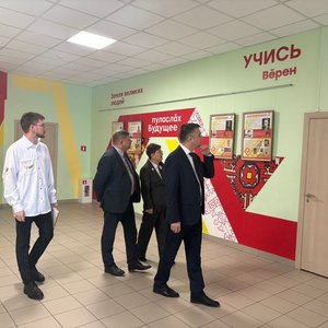 Министр образования ЧР и начальник управления образования в школьном музее.