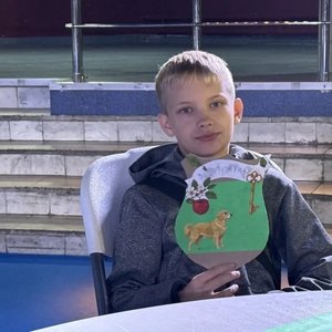 Ученик 5Д класса Семен Клементьев создал герб своей семьи на мастер-классе в ДК Тракторостроителей