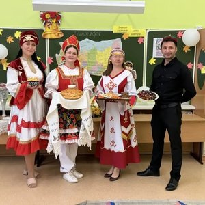 Классный час "Россия - Родина моя". Как 1 сентября школа № 1 превратилась в карту большой страны