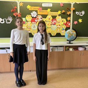СОШ № 1 превратилась в мастерскую добра: школьники готовили подарки ко Дню пожилых людей