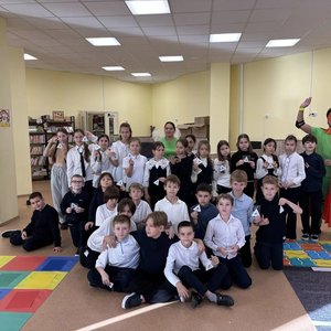 🚦 Ураганчик, фея Би-Бип и почти настоящие светофоры: как прошла неделя безопасности в начальной школе!