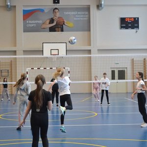 Cоревнования по пионерболу среди девочек 5А и 5В классов