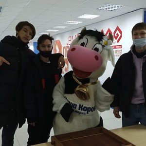 Школьная команда "Комета" на хоккейном матче